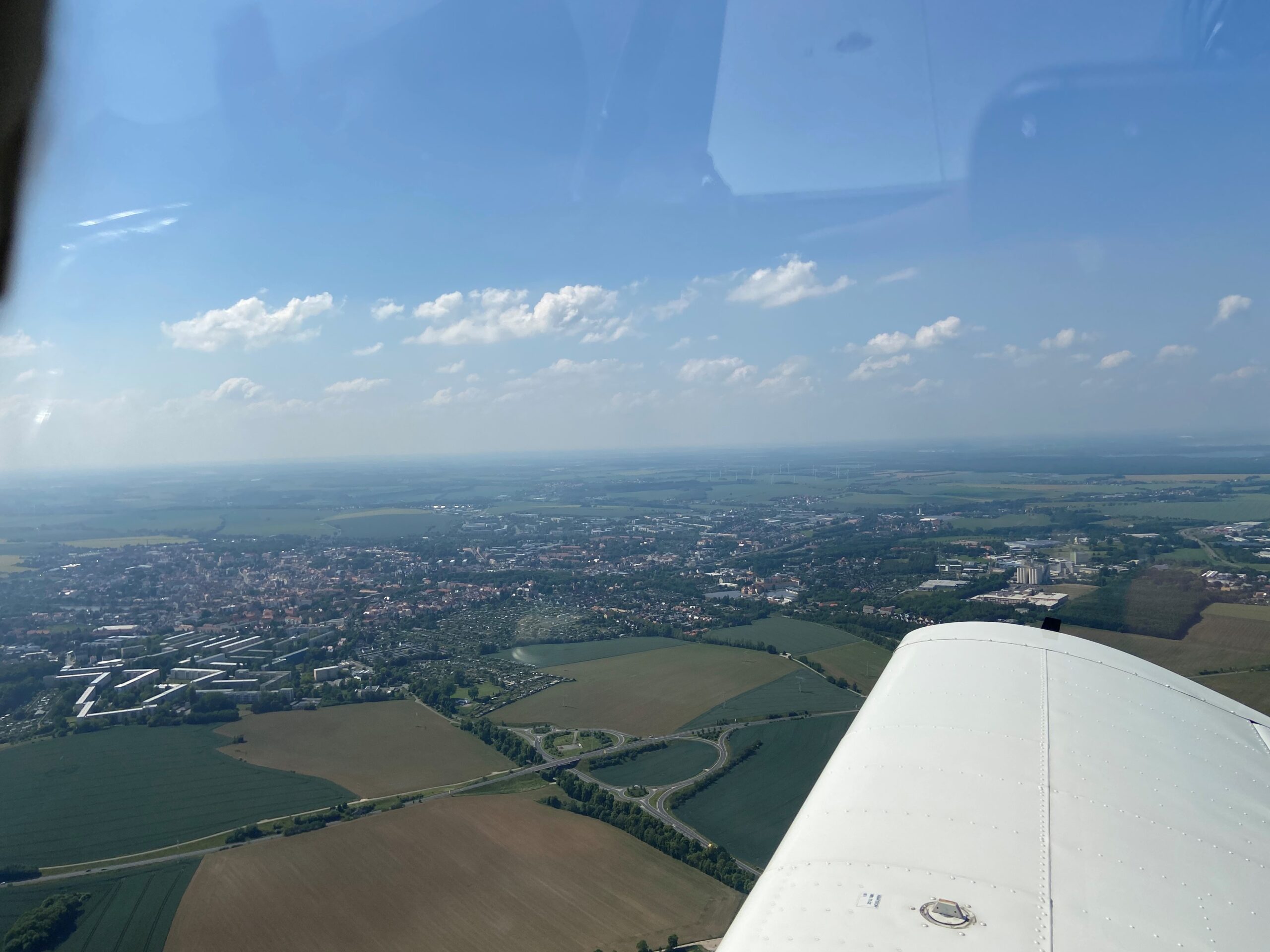 Blick aus einem Rundflugzeug über das Altenburger Land