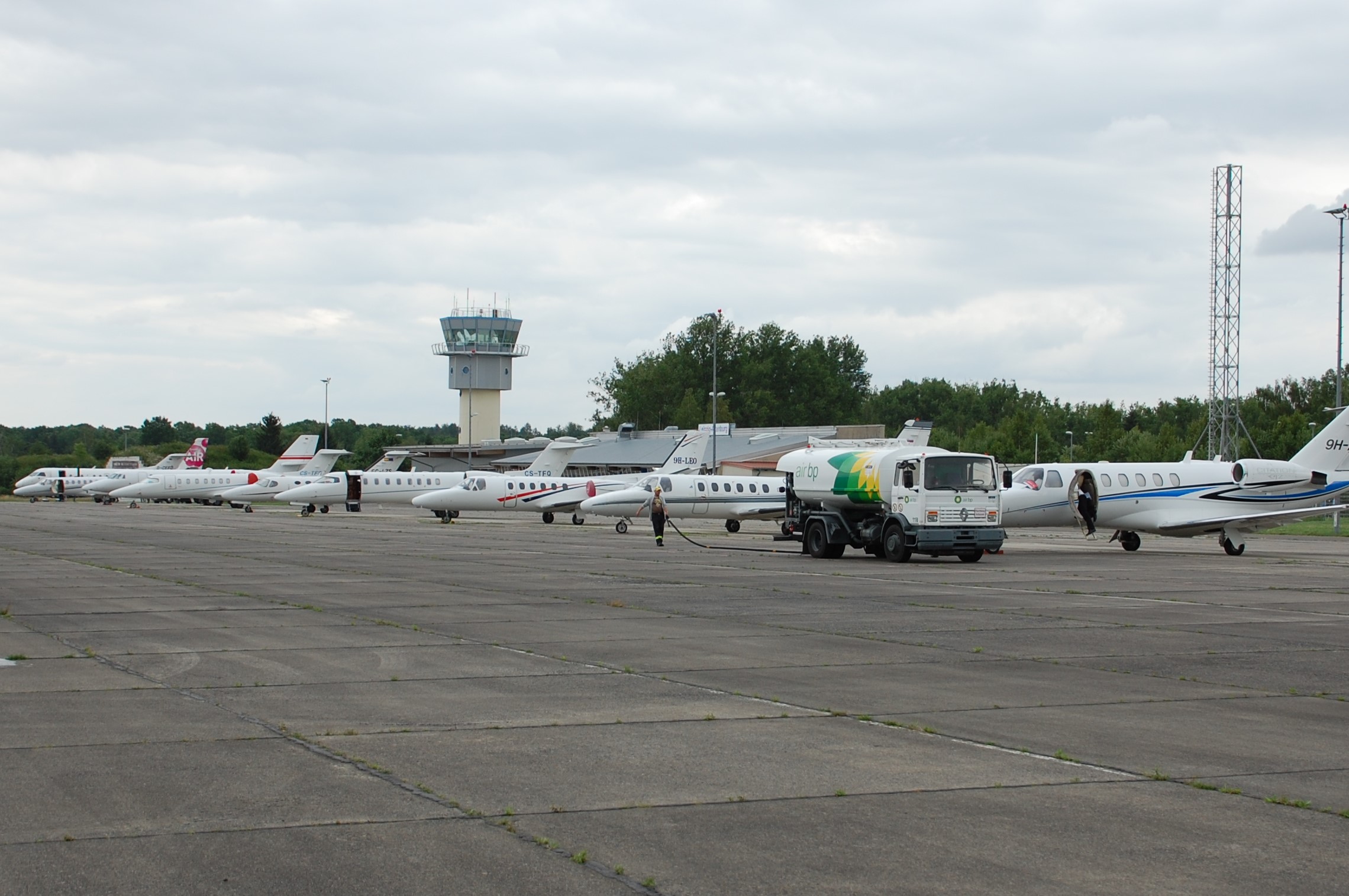 Luftfahrzeug auf dem Vorfeld des Airports