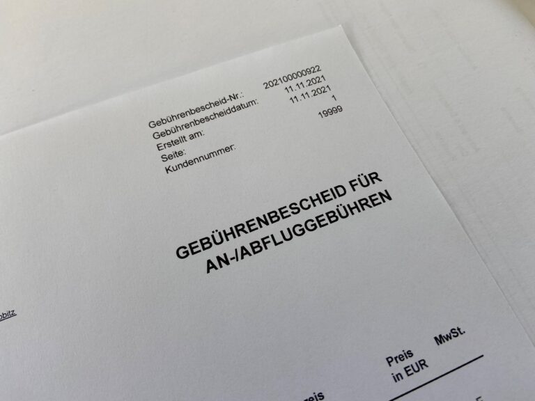 Detailaufnahme eines Gebührenbescheids für An- und Abfluggebühren