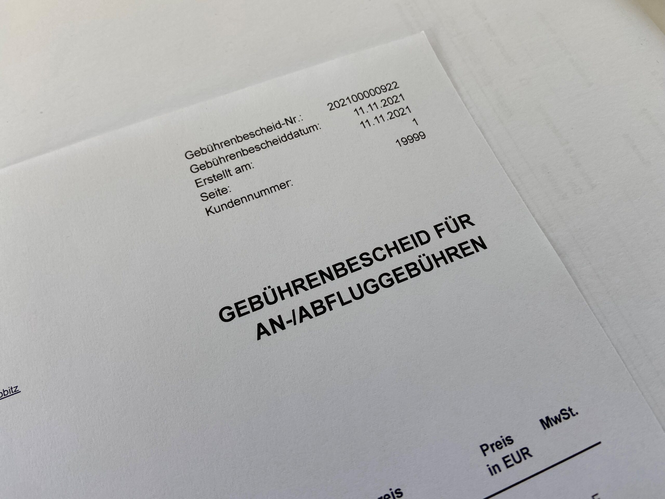 Detailaufnahme eines Gebührenbescheids für An- und Abfluggebühren
